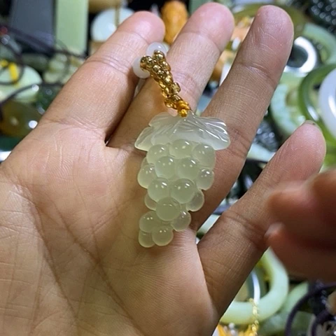 岫玉未镶嵌颈饰一个