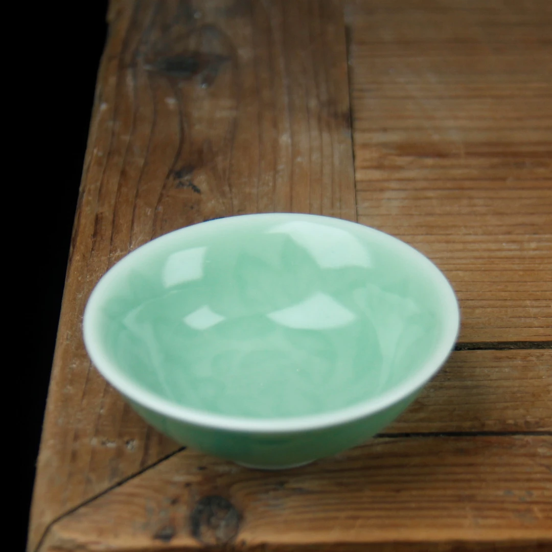 龙泉青瓷梅子青花卉小碟子