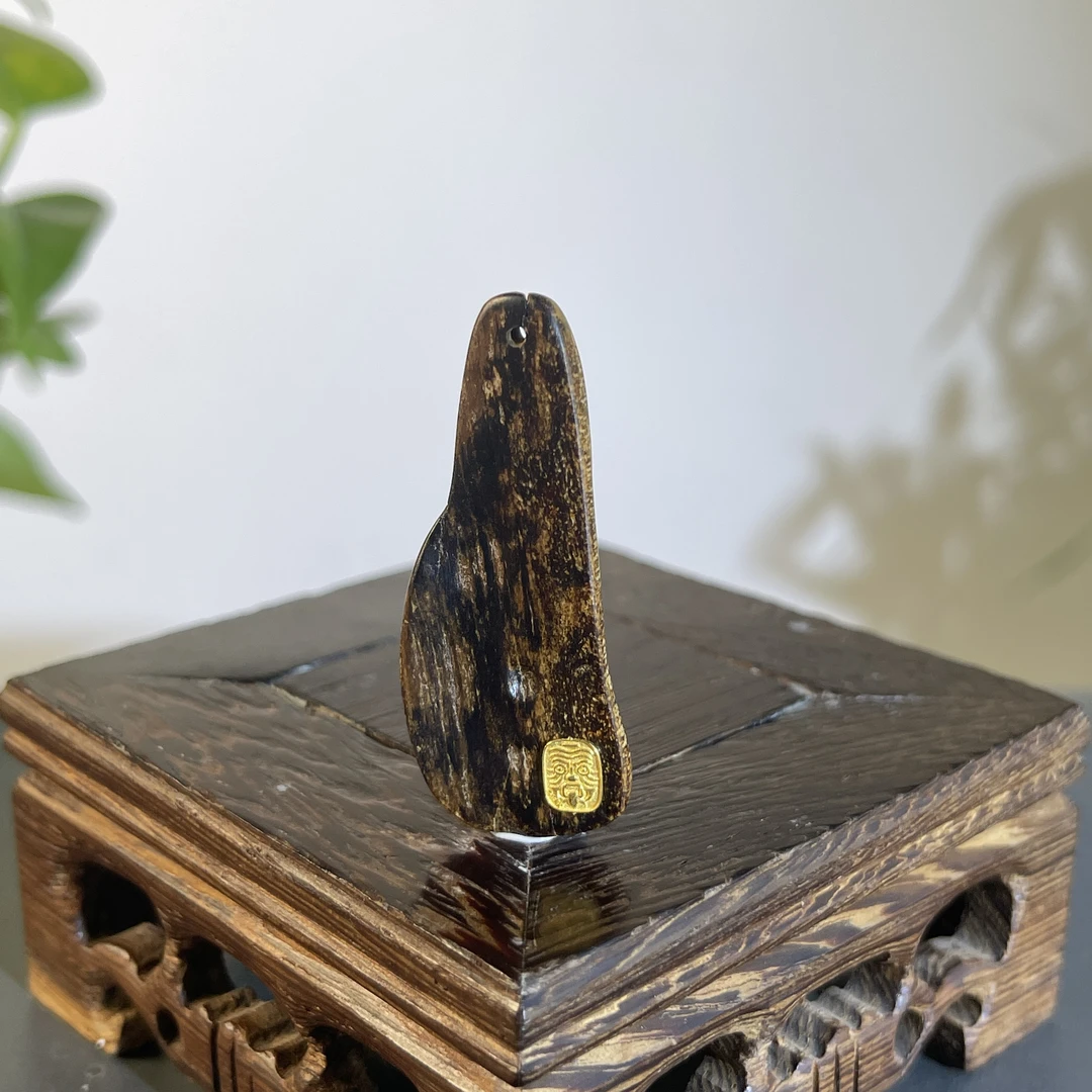 ZYCX-665 东马随形挂件2.45g 约：45*18*4mm