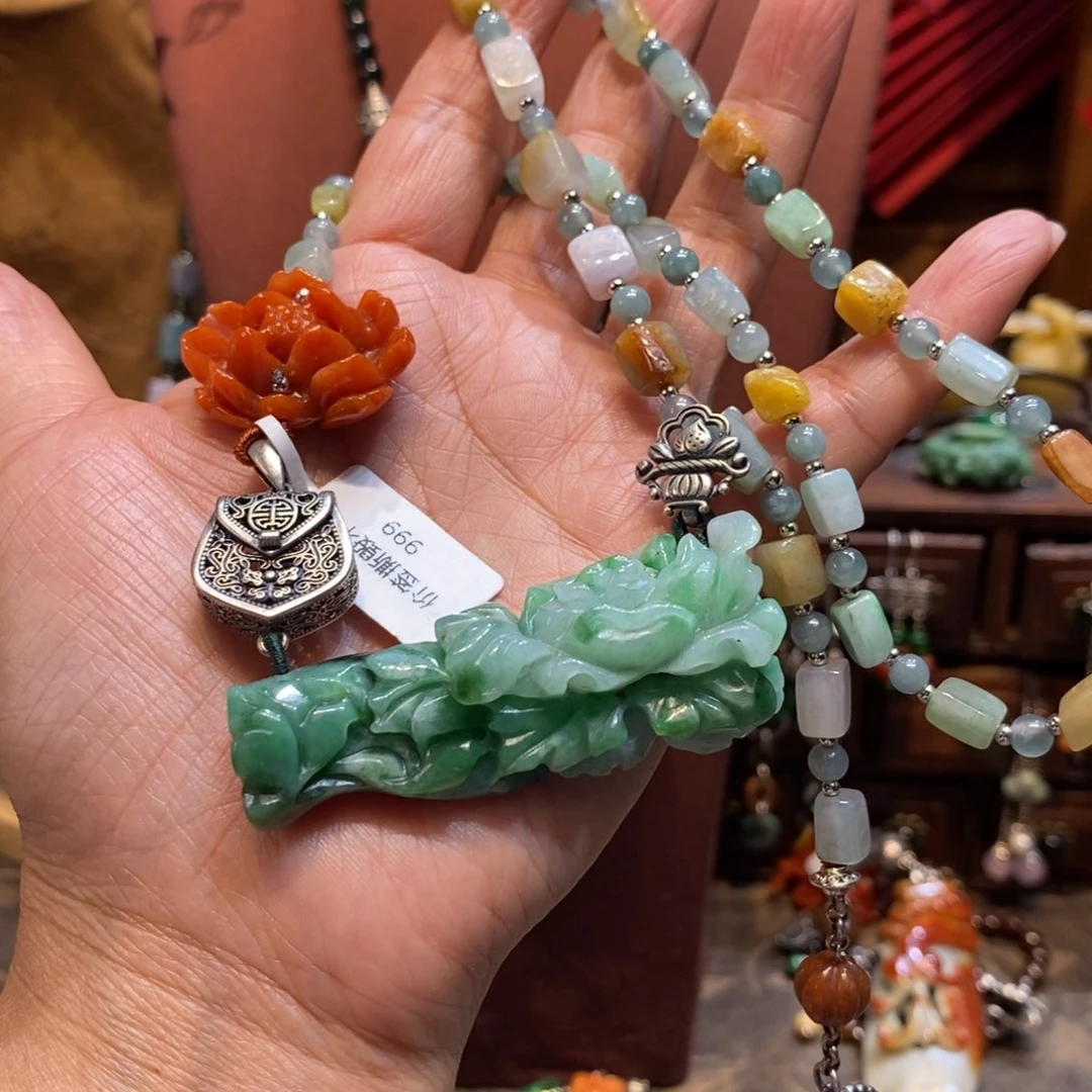 翡翠吊坠(赠链)未镶嵌