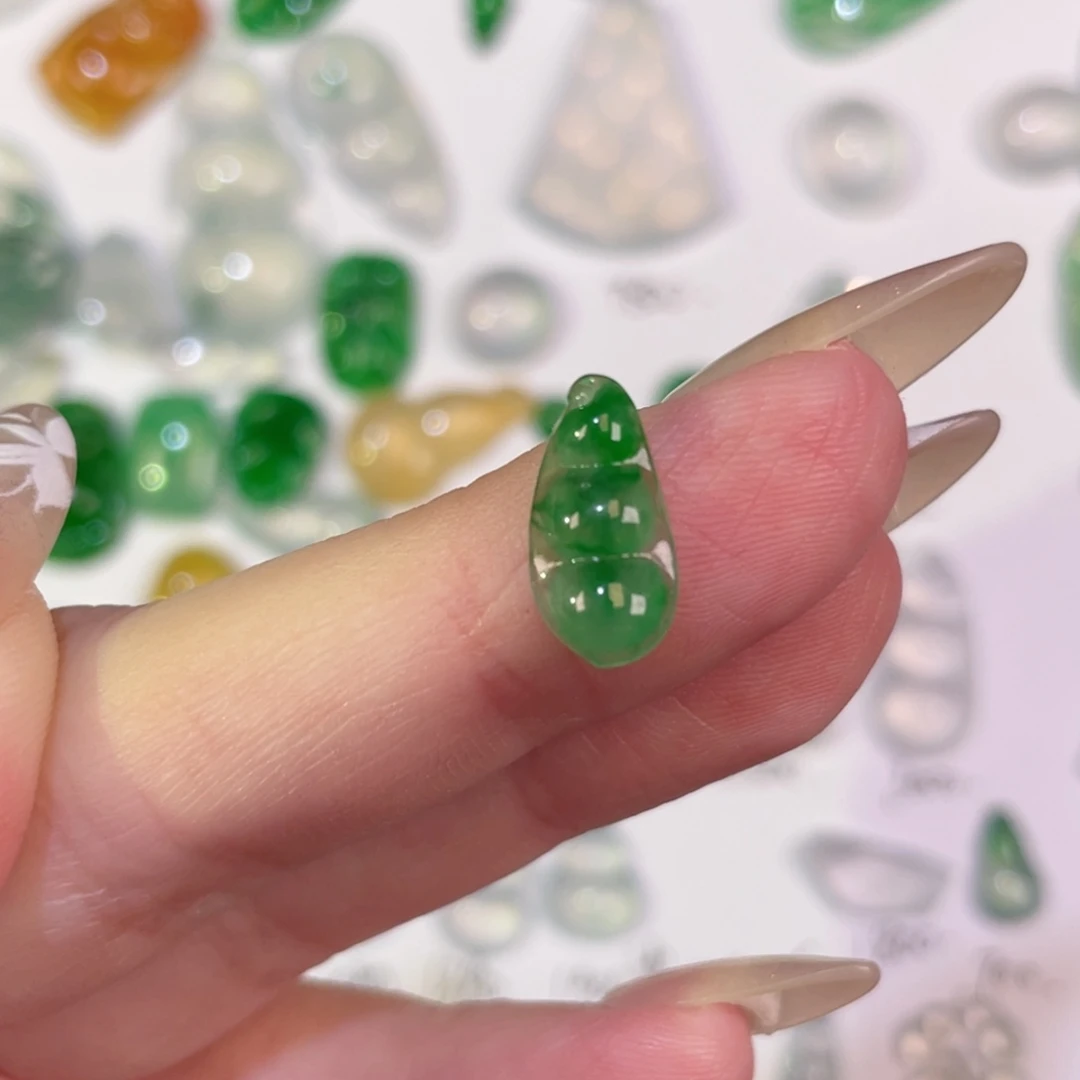 翡翠未镶嵌颈饰裸石