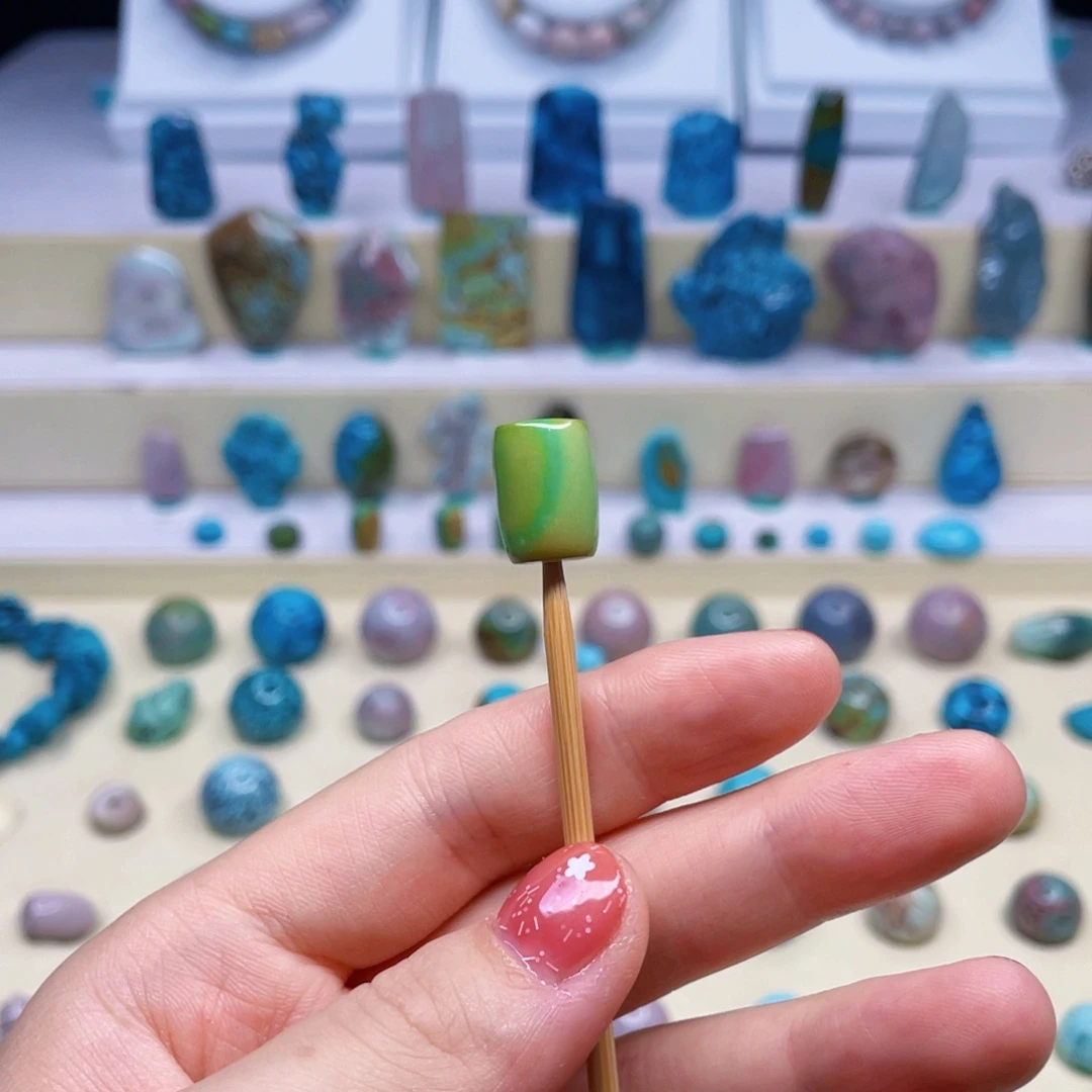 绿松石未镶嵌颈饰