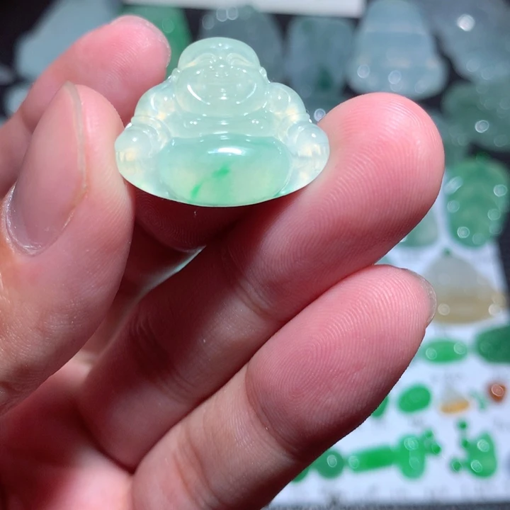 翡翠未镶嵌颈饰佛