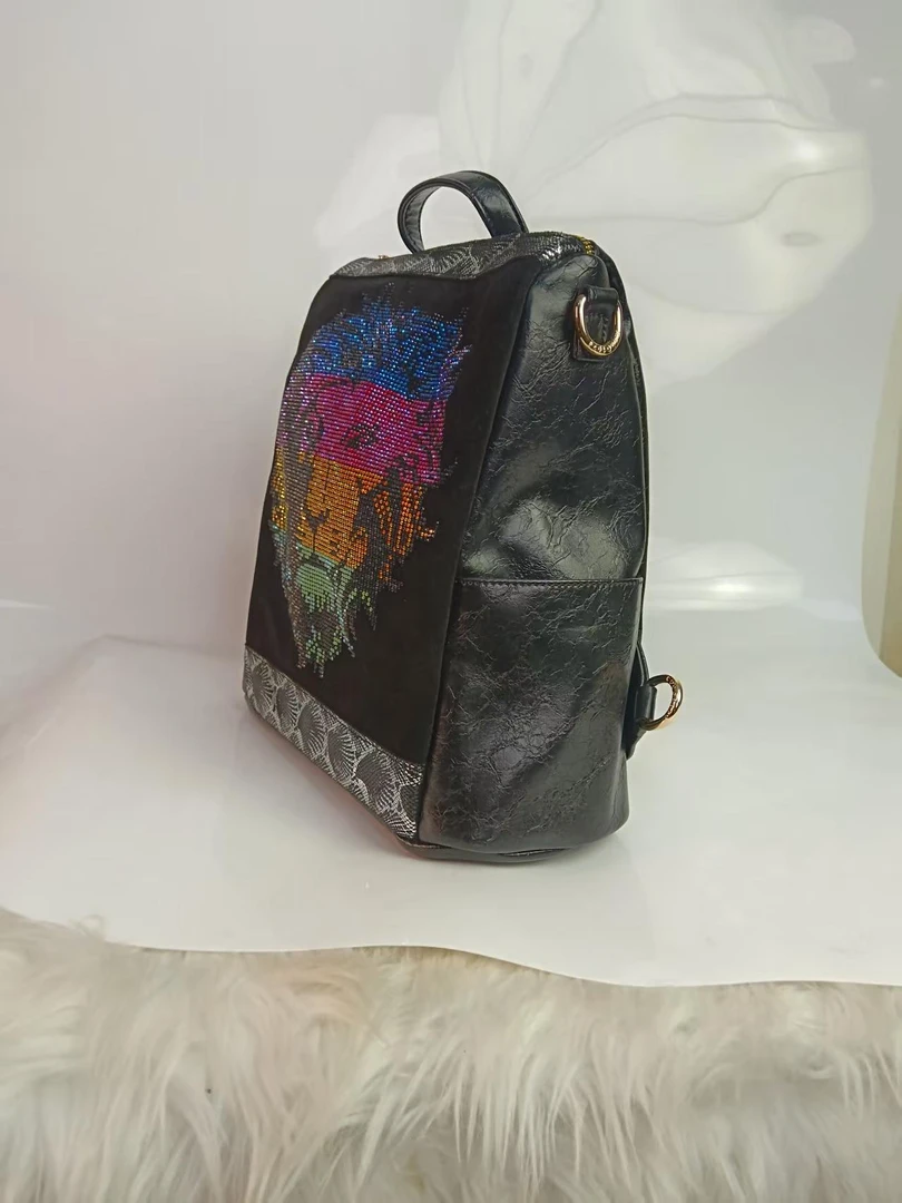 日式镶钻多层款镶嵌动物双肩包黑色个性休闲潮流