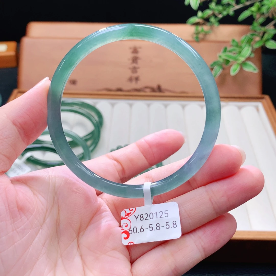 翡翠未镶嵌手镯（圆镯）