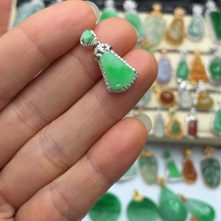 翡翠18K金镶嵌颈饰