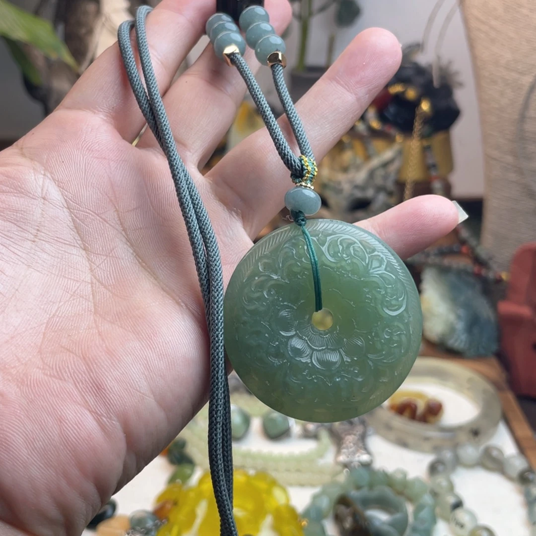 未镶嵌蛇纹石玉吊坠