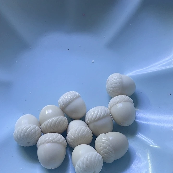 白玉菩提吊坠微瑕象牙果松果二个