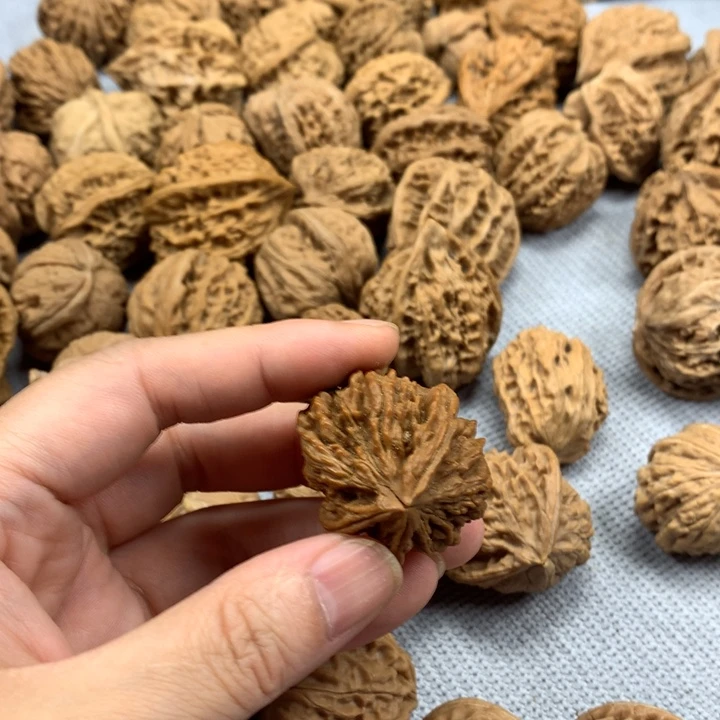 鲁***吃文玩核桃吊坠异形单只