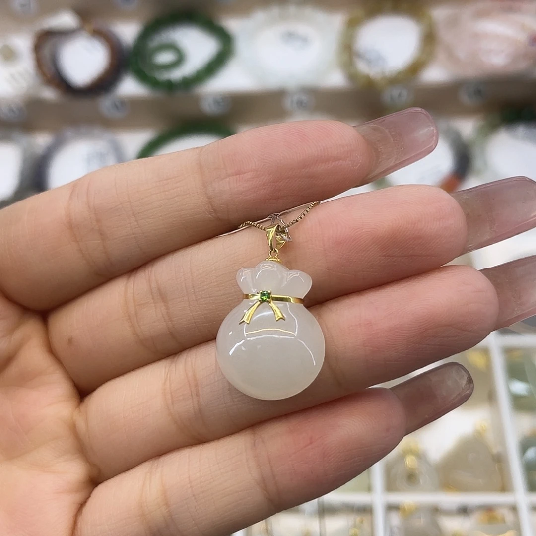 和田玉18K金镶嵌吊坠(赠链)
