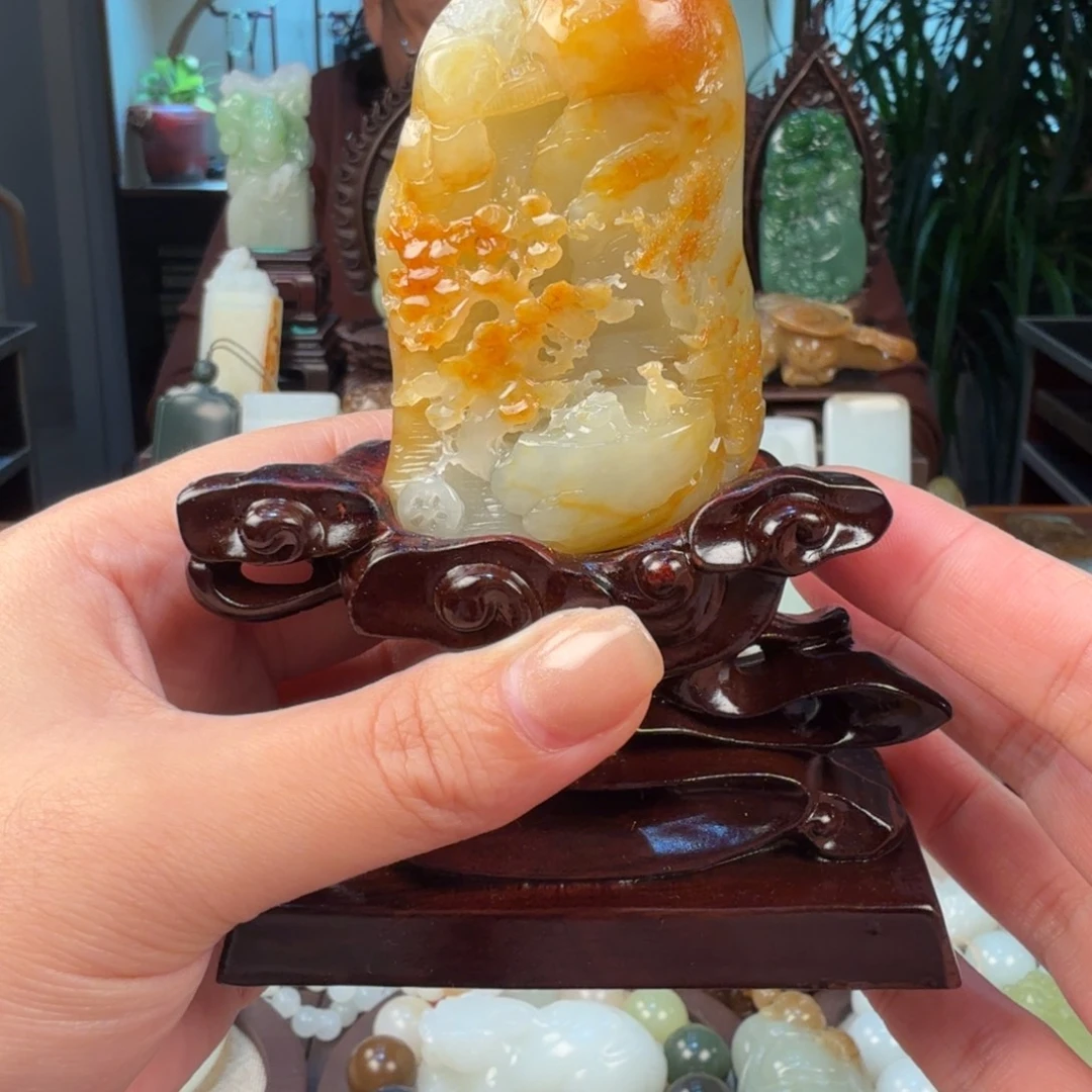出***蓉和田玉未镶嵌颈饰