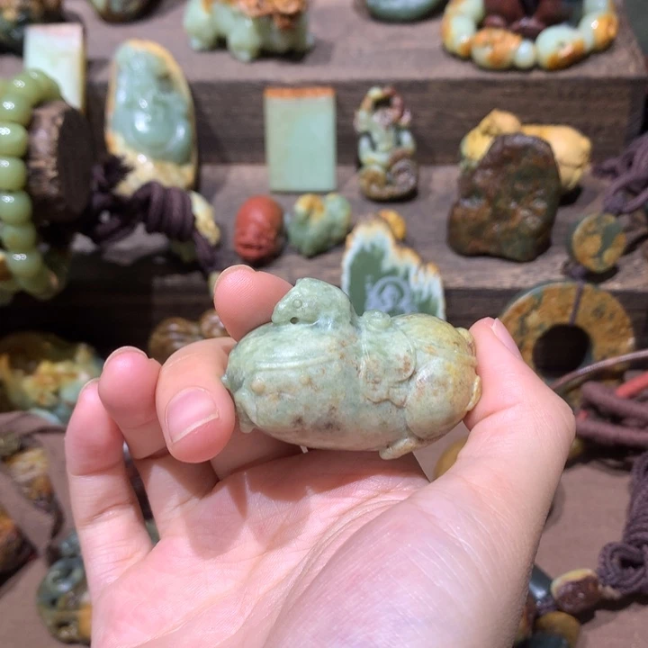 未镶嵌岫岩河磨玉（透闪石质玉）把件