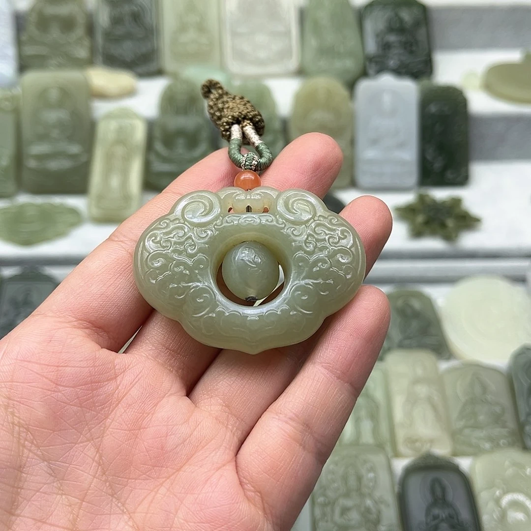 和田玉颈饰未镶嵌红***?