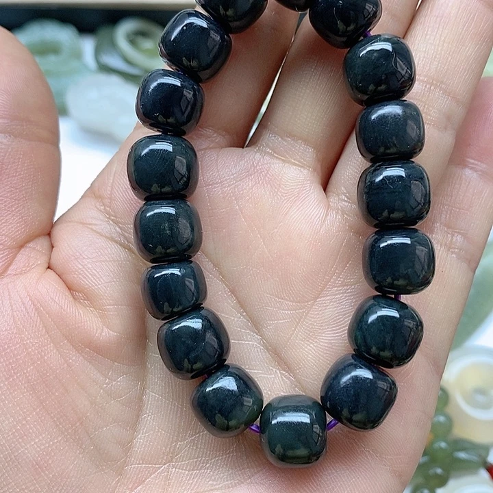 栩***本和田玉未镶嵌颈饰