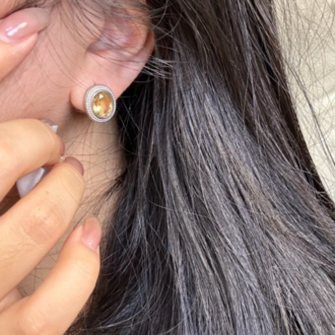 天然黄水晶耳钉（晶体有冰片，不是全净体，介意勿拍）