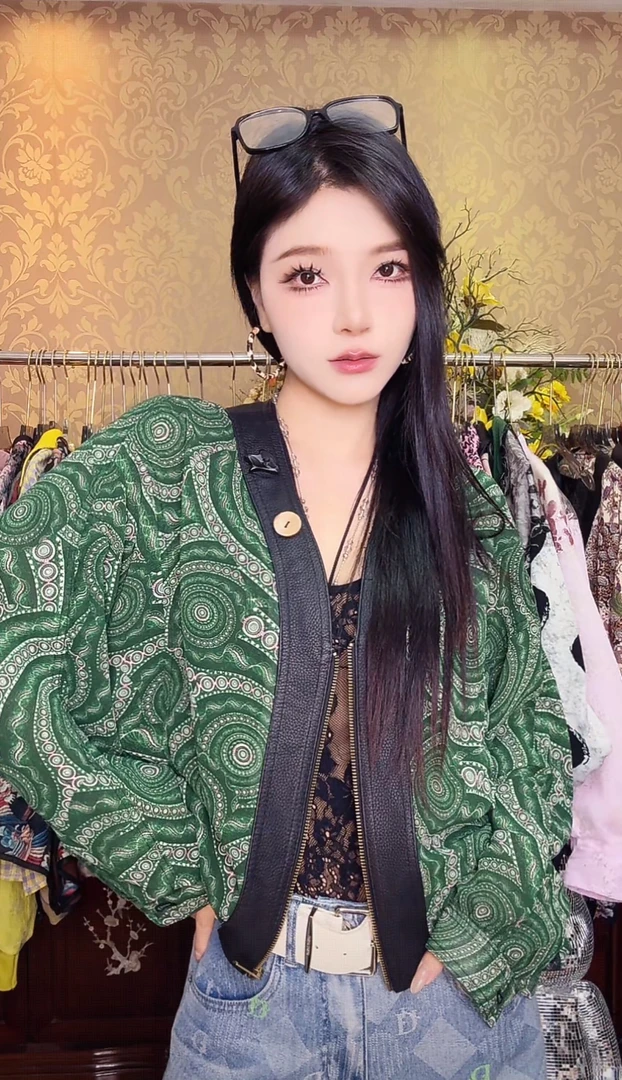 1853绿色印花图案宽松短外套