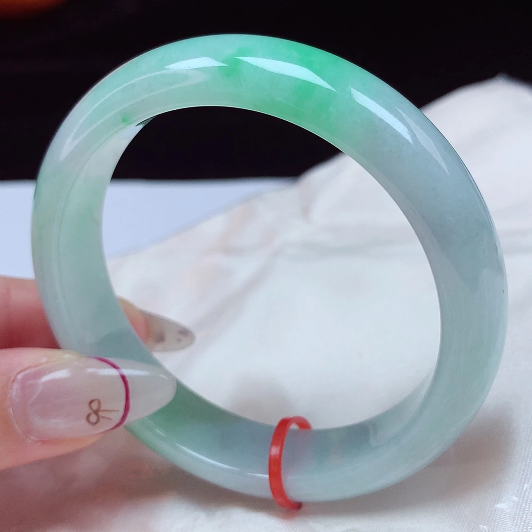 翡翠手镯未镶嵌55圈