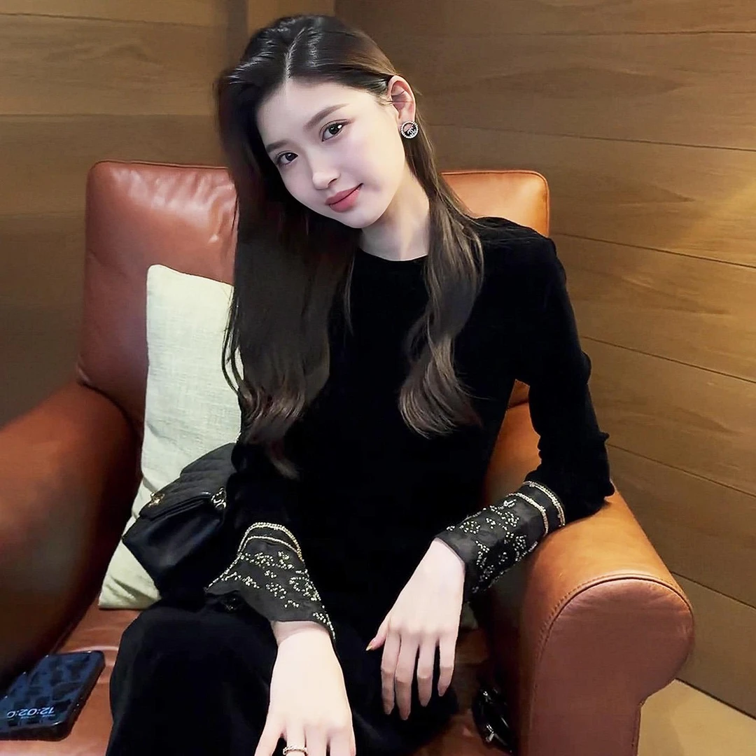 2025春秋季新款女士法式穿搭喇叭袖丝绒长袖t恤设计感打底衫上衣