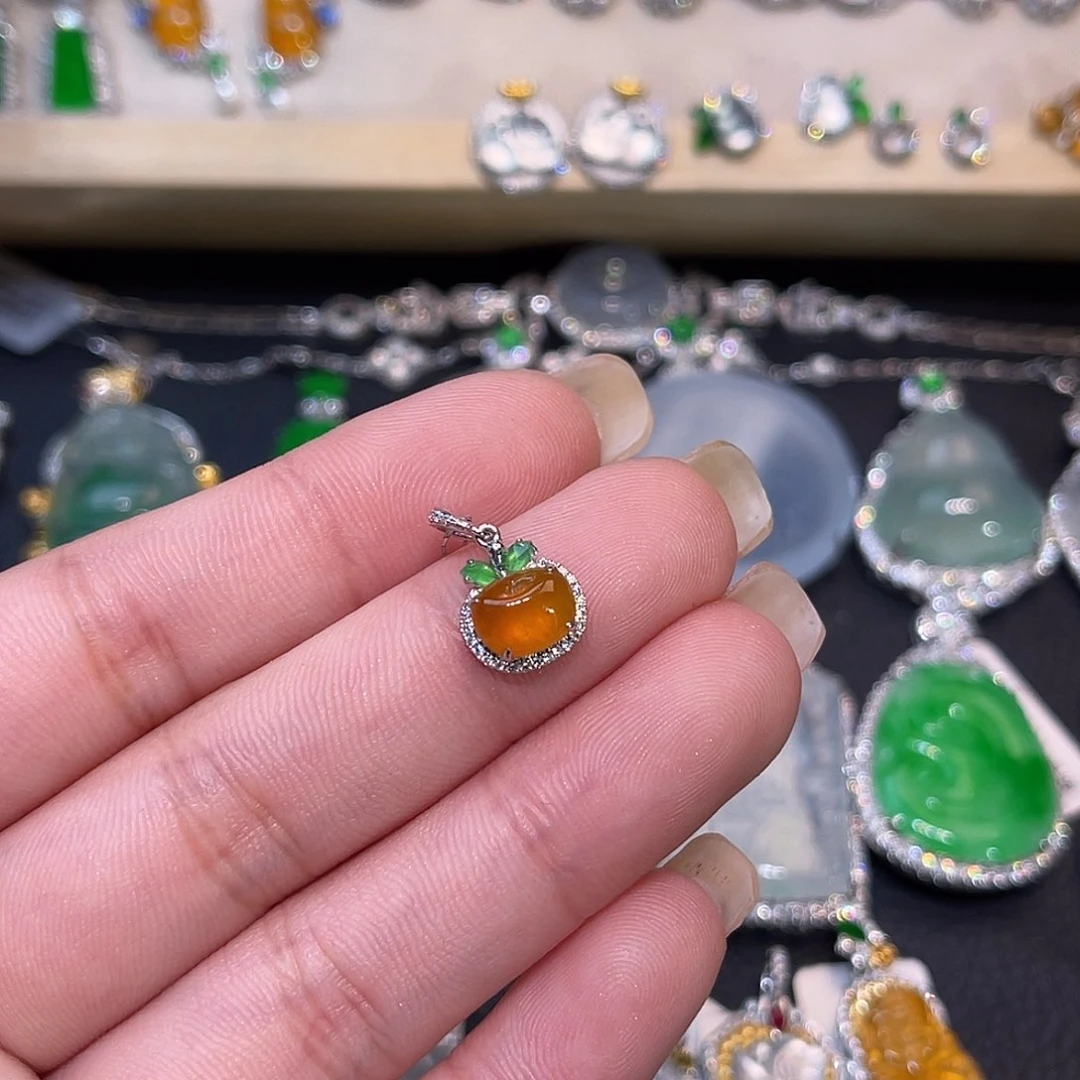 翡翠18K金镶嵌颈饰苹果