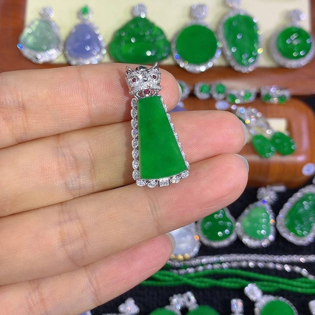 翡翠18K金镶嵌颈饰无事牌