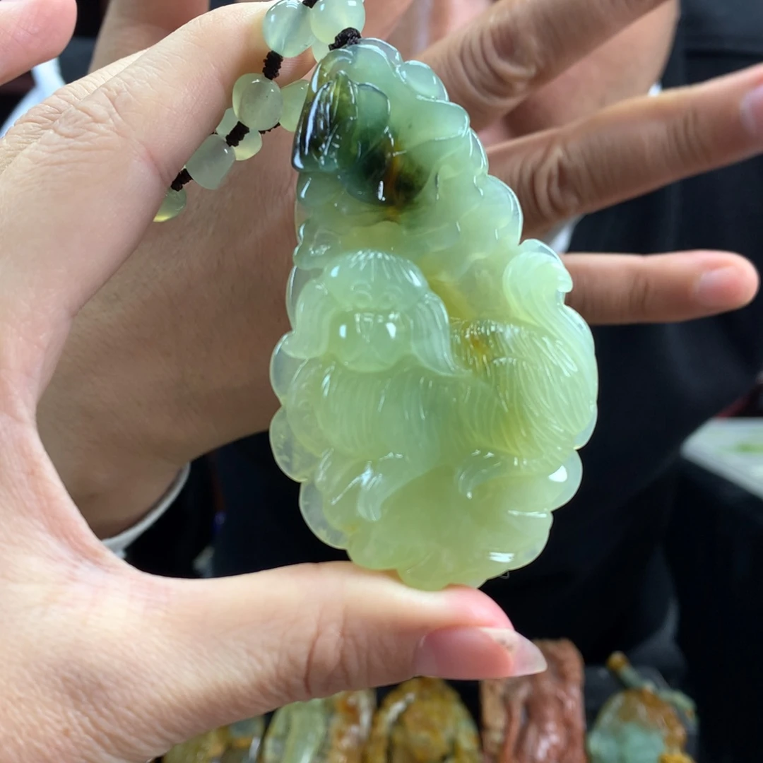 蛇纹石玉未镶嵌颈饰