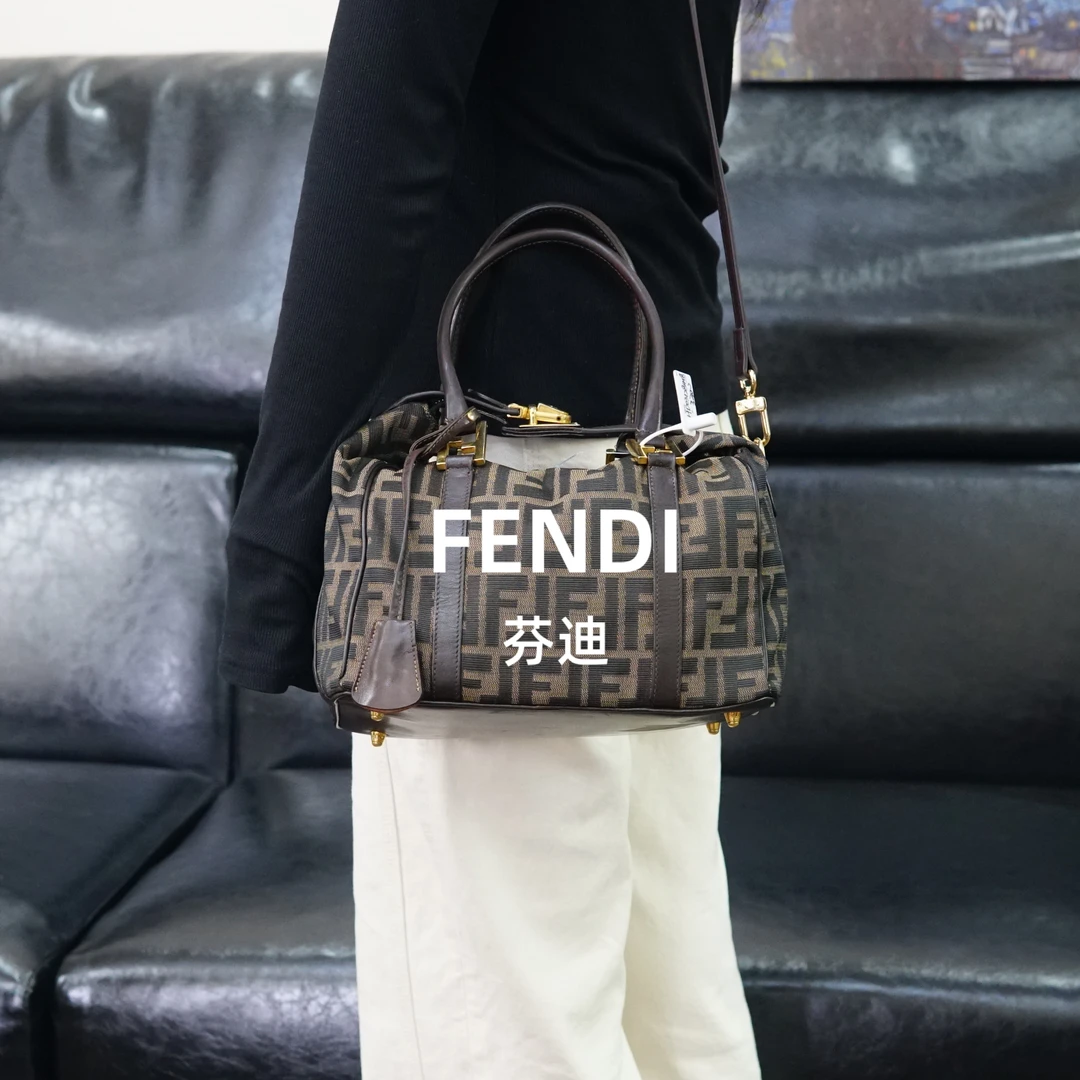 95新 FENDI/芬迪 老花枕头斜挎包/FYHD03128418/8418