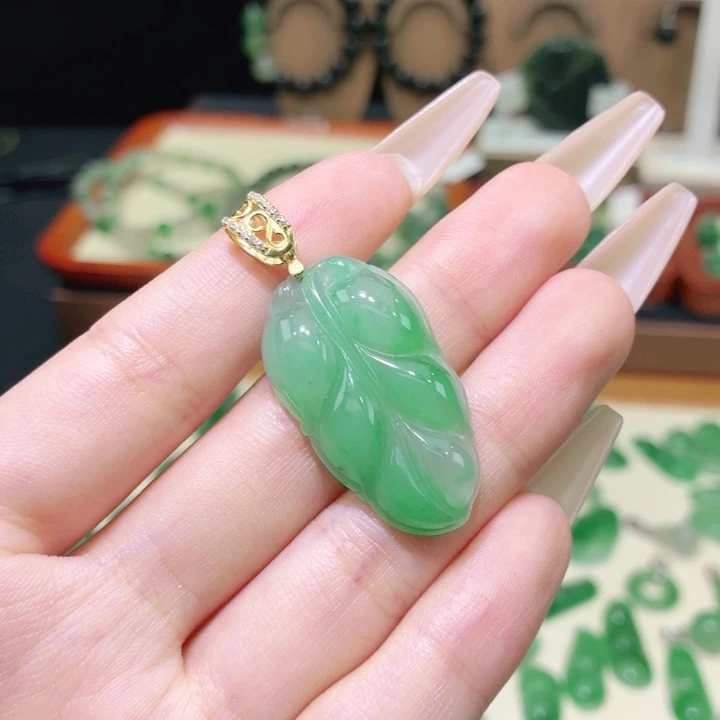 石英质玉（非洲翠）未镶嵌颈饰