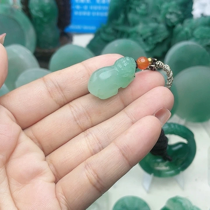 颈饰未镶嵌石英质玉