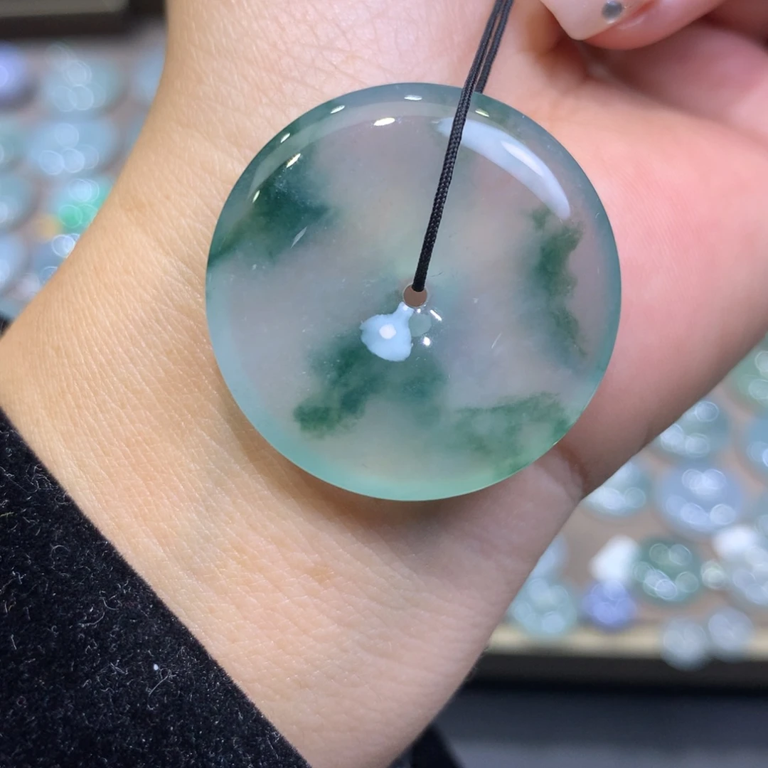 翡翠未镶嵌颈饰平安扣