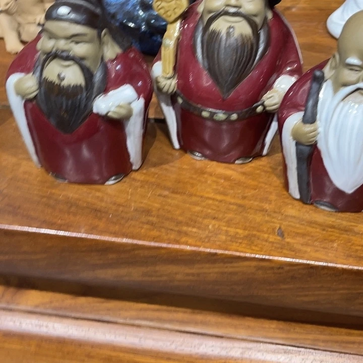 石湾公仔衬托盆景漂亮