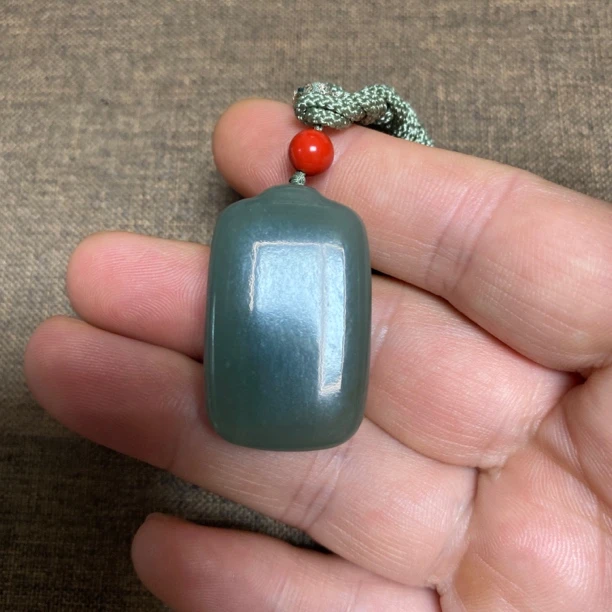 天然和田玉且末蓝平安无事牌吊坠微瑕有棉点福利品慎重拍