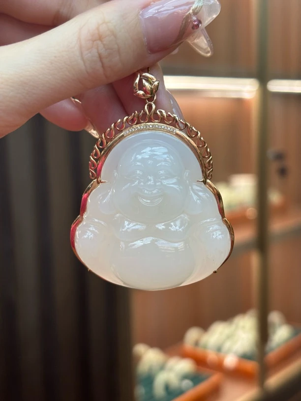 37321和田玉佛公18K金镶吊坠约46.7*44.6*11