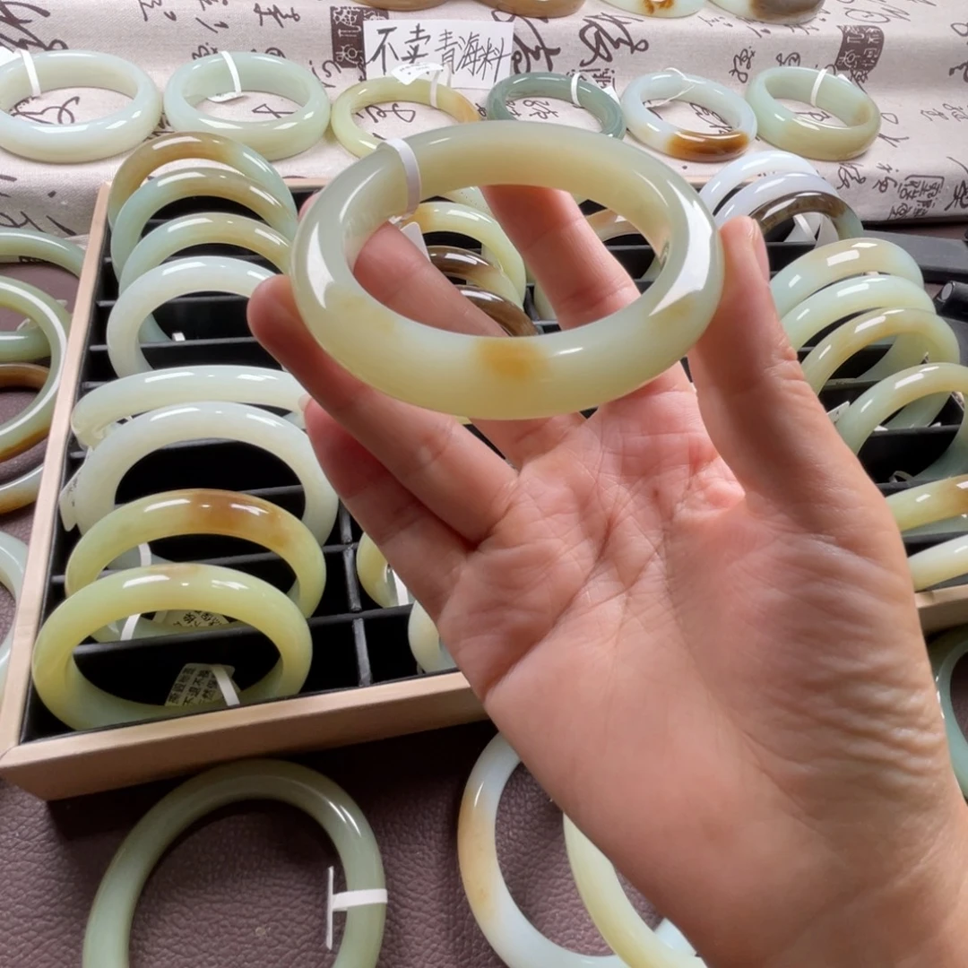 和田玉未镶嵌手镯