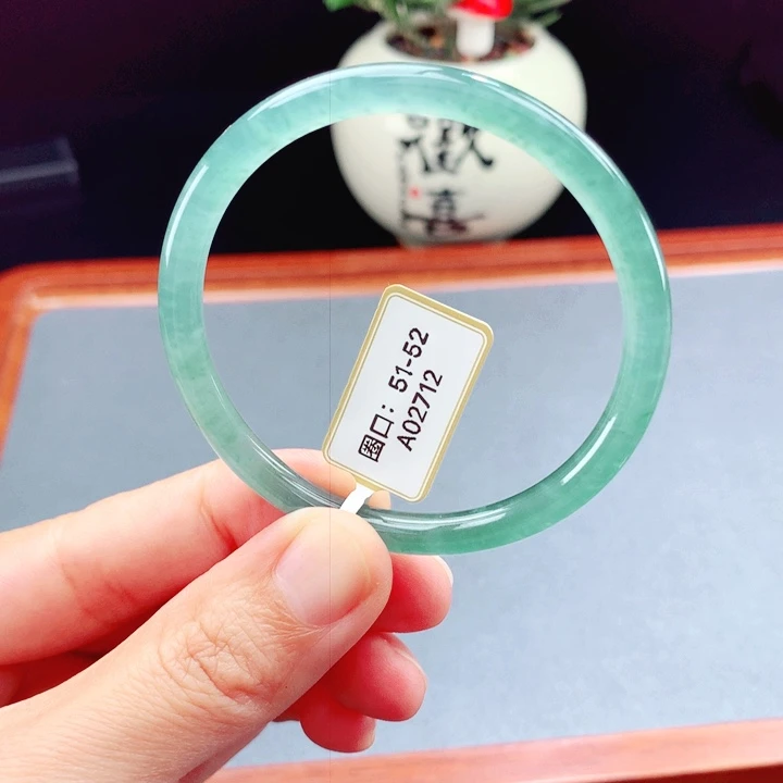 未镶嵌手镯翡翠圆镯