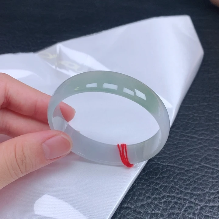 翡翠手镯未镶嵌小**?