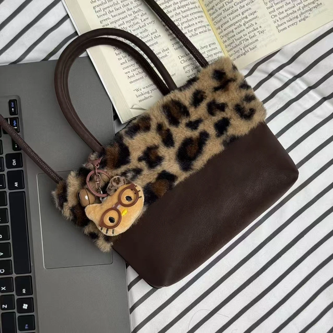 一张同学【长约23宽6高15单位厘米】豹纹毛领手提斜挎包C8262咖