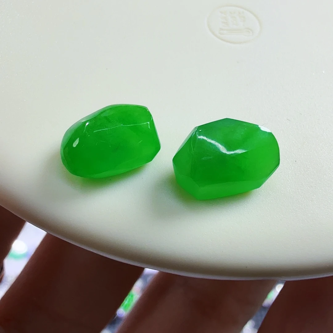 翡翠未镶嵌颈饰一对