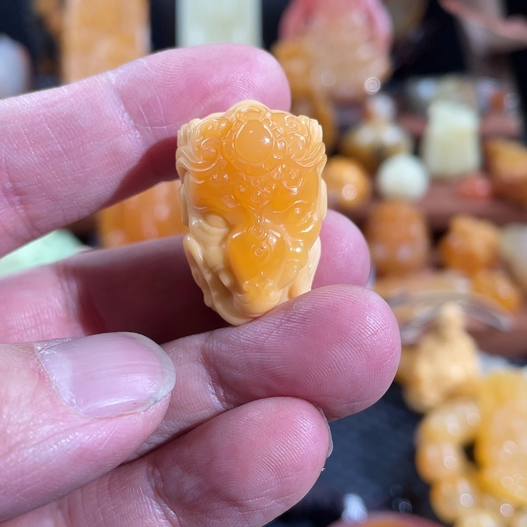 石英质玉（黄龙玉）未镶嵌颈饰