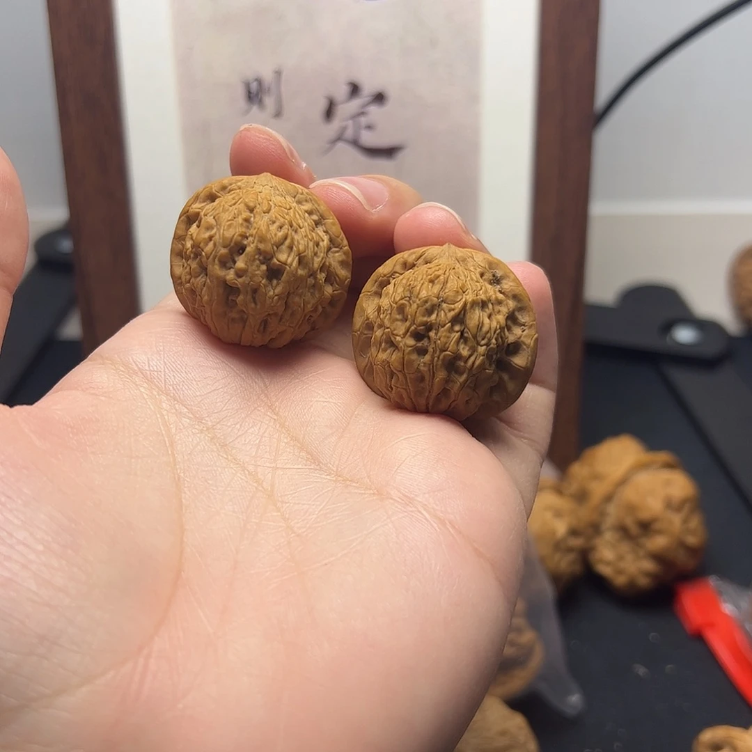 把件文玩核桃红宝石