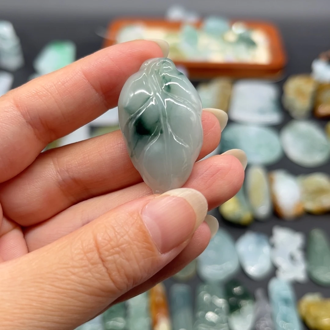 翡翠未镶嵌颈饰叶子