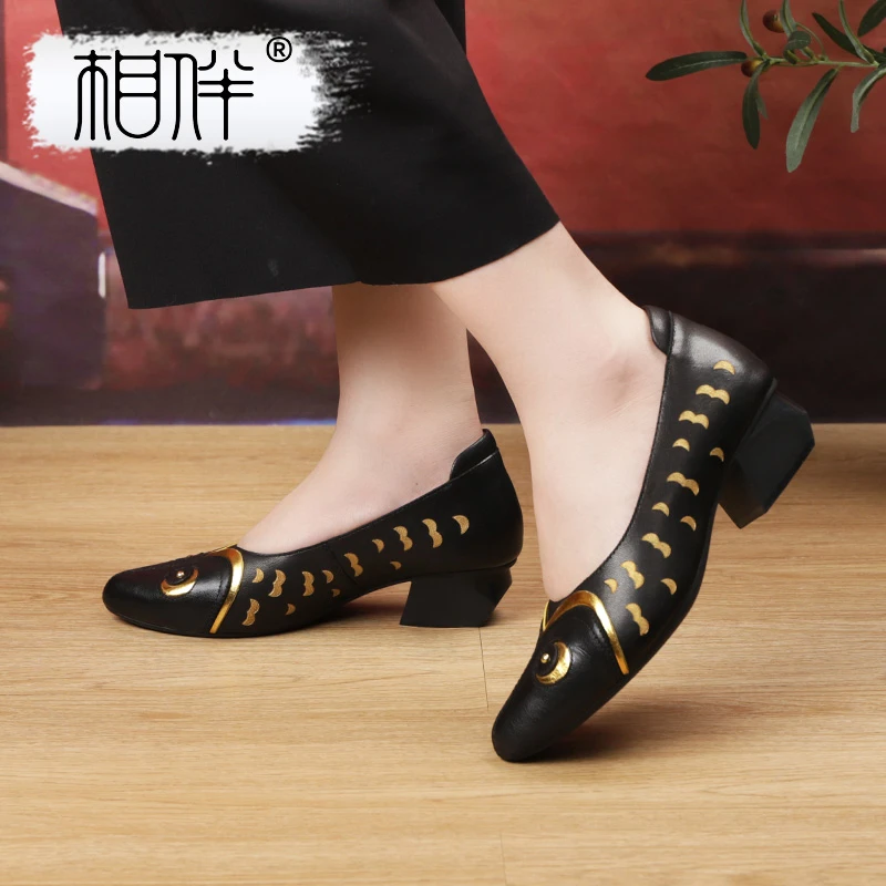 相伴春秋中老年浅口中跟百搭妈妈鞋民族风粗跟单鞋53211
