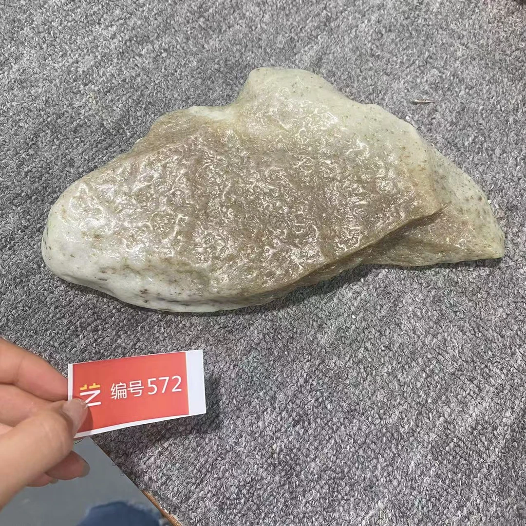 新疆玉料原石发一件编号572