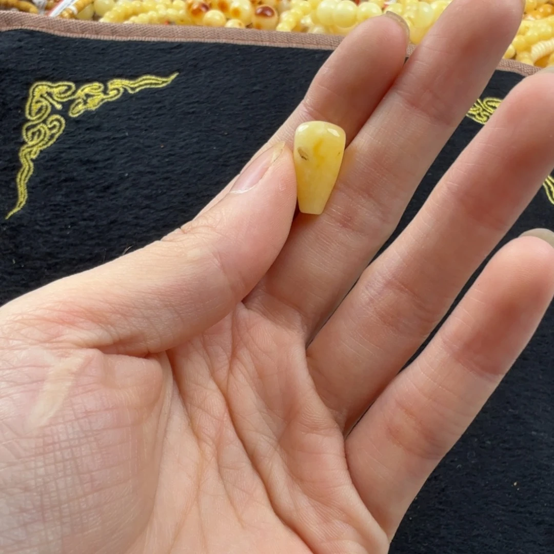 未镶嵌琥珀珠宝奇石