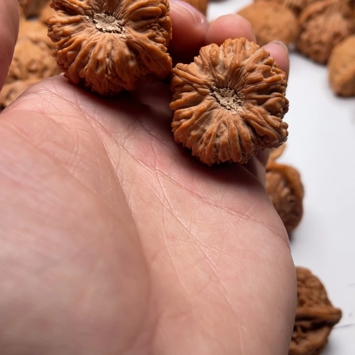 ****凣文玩核桃吊坠塔尖