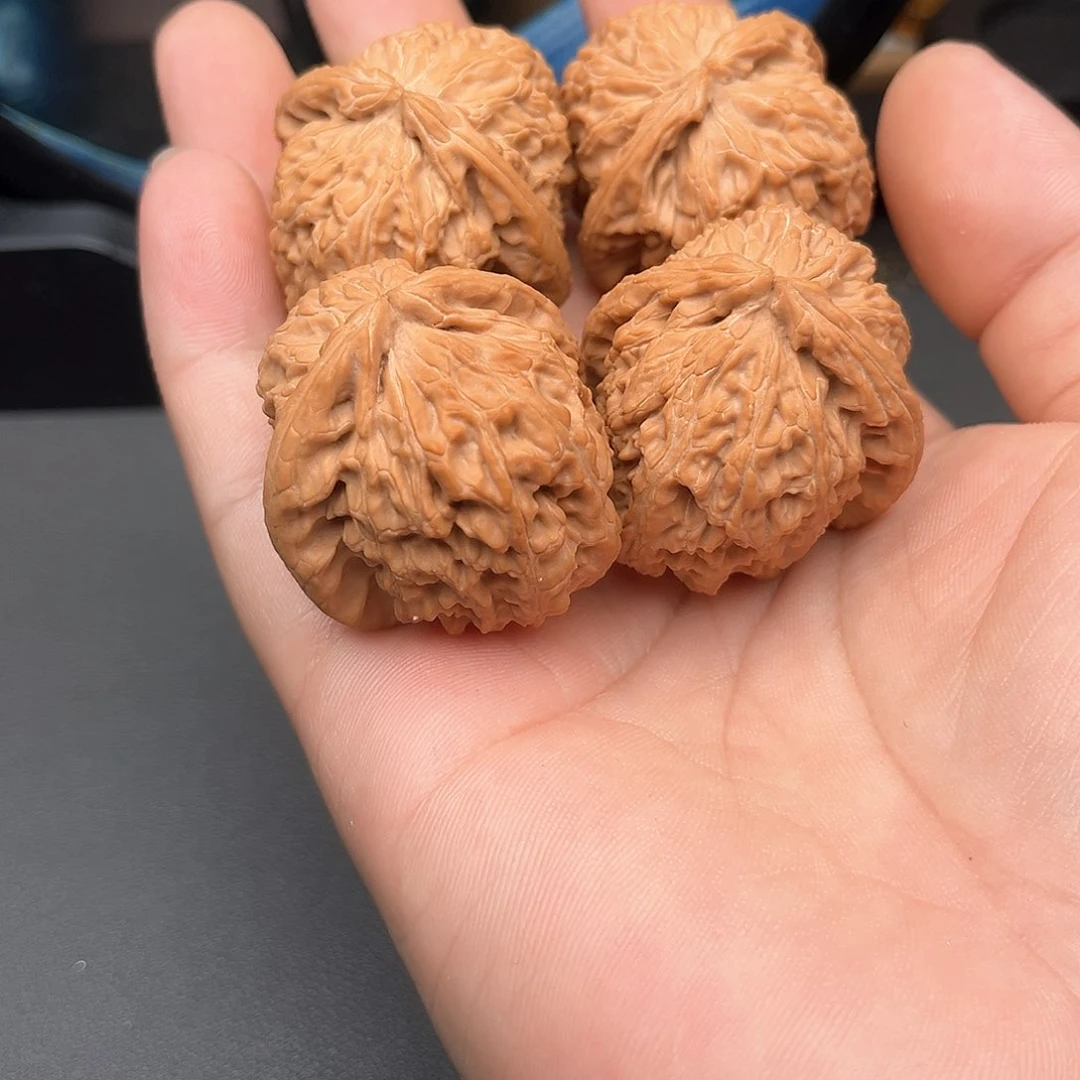 文玩核桃吊坠梨白狮子