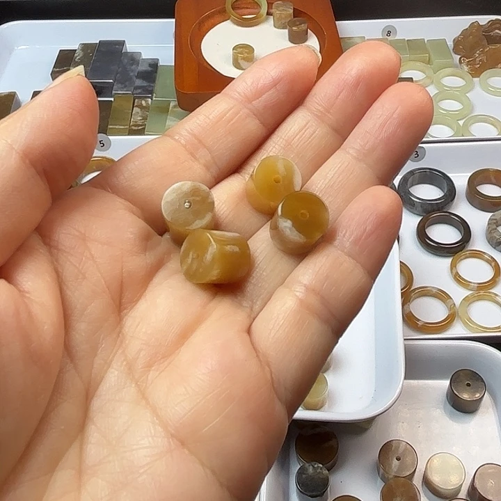 燃***皇和田玉（糖玉）未镶嵌颈饰