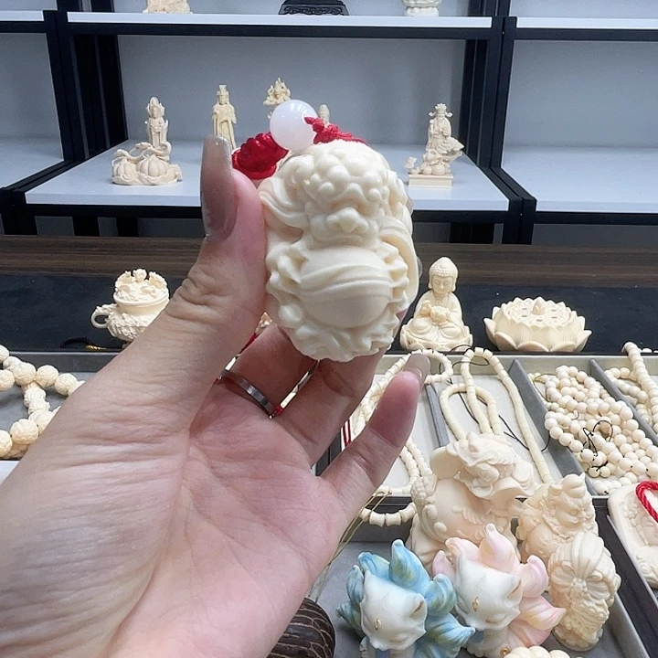 象牙果貔貅手把件