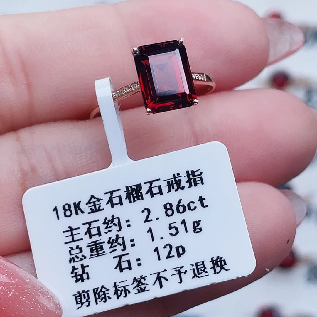 18K金镶嵌戒指石榴石
