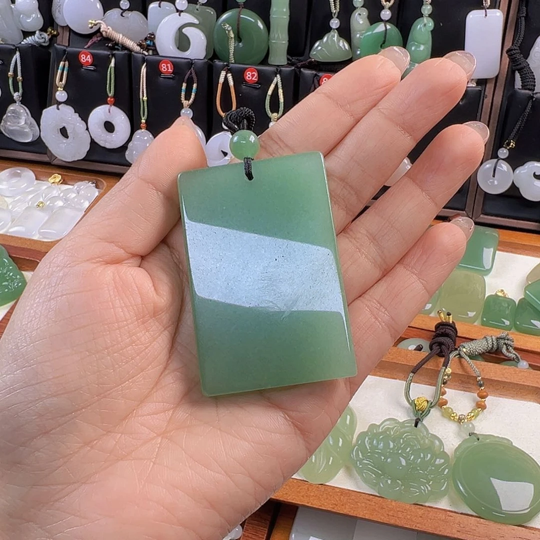 颈饰未镶嵌石英质玉寂**年