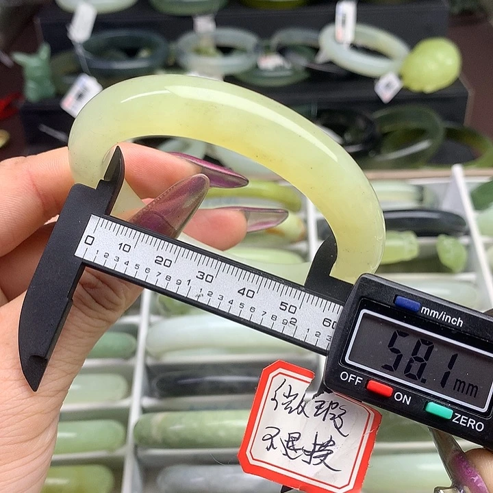 蛇纹石玉手镯未镶嵌675